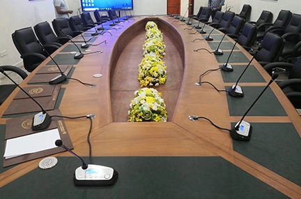 Sistema di audioconferenza intelligente per sala conferenze MOI in Kuwait