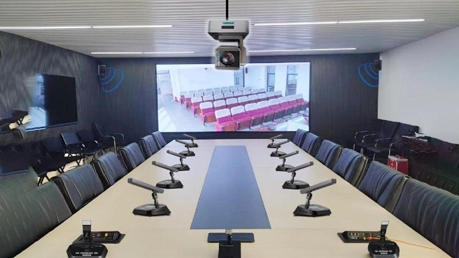 Sistema di conferenza distribuito e sala conferenze intelligente