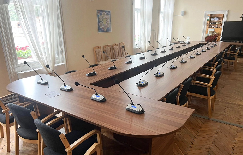 Sistema di conferenza intelligente per la City Hall di Gherla in Romania